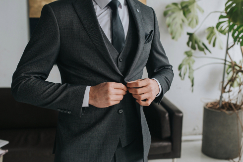 Костюм на выпускной: подборка лучших вариантов для современной молодежи