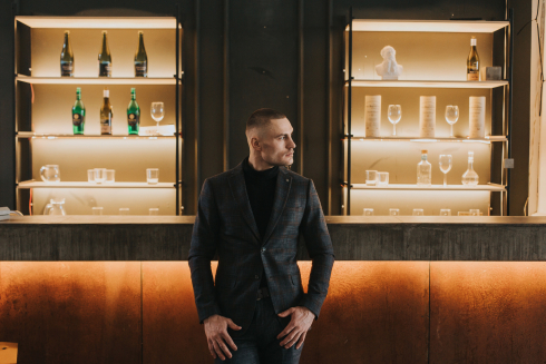 Составляем капсулу, где черный джемпер является основой мужского образа