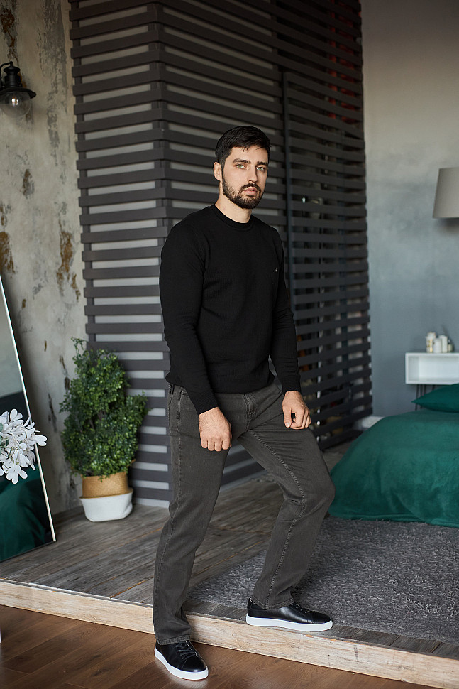 Серые джинсы с джемпером