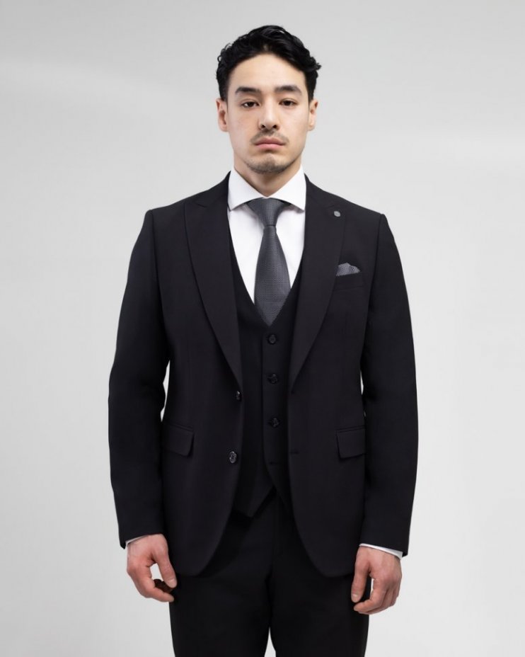 Элегантный черный классический костюм-тройка